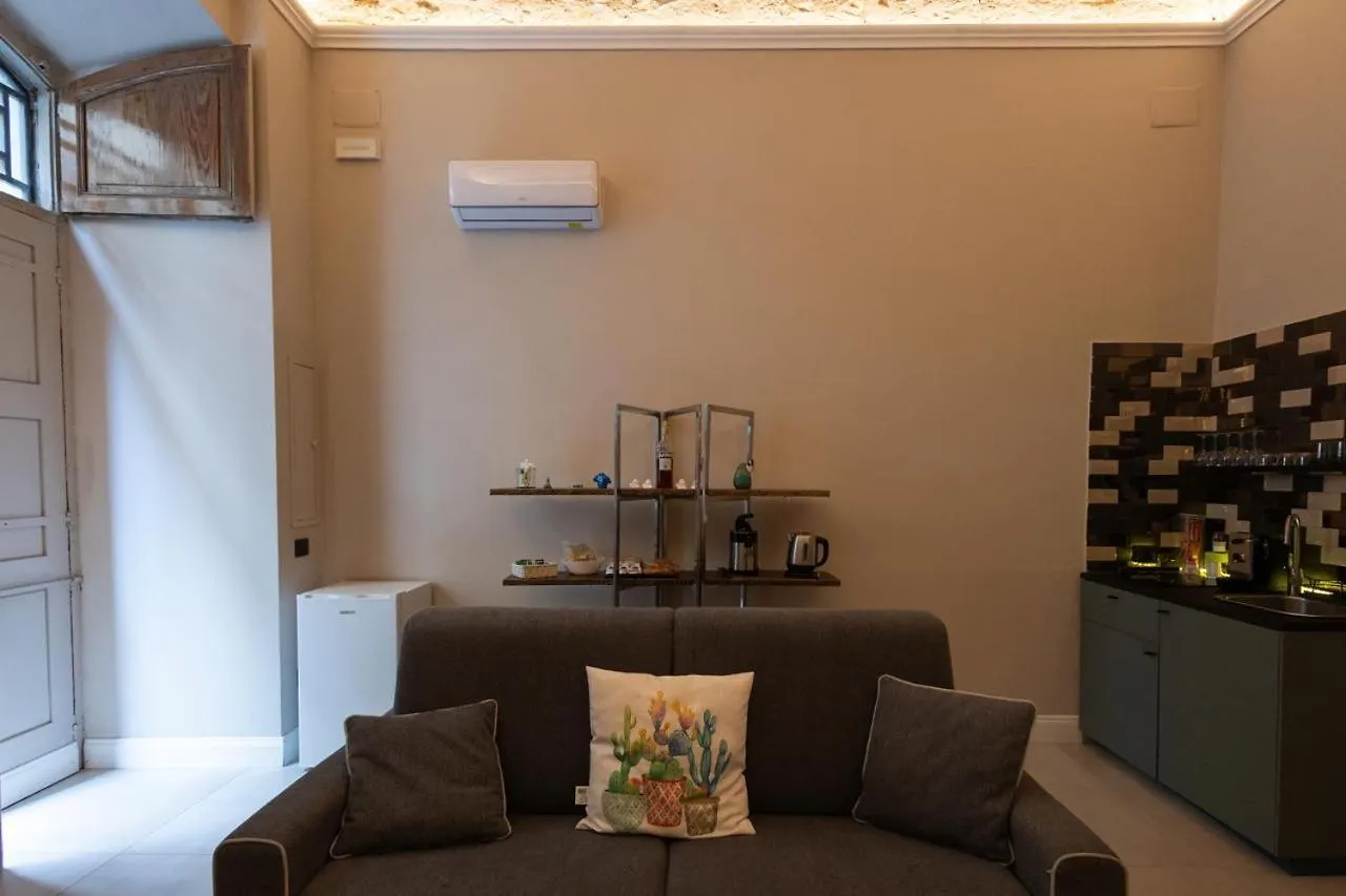 Zentral Suite Naples 0*,